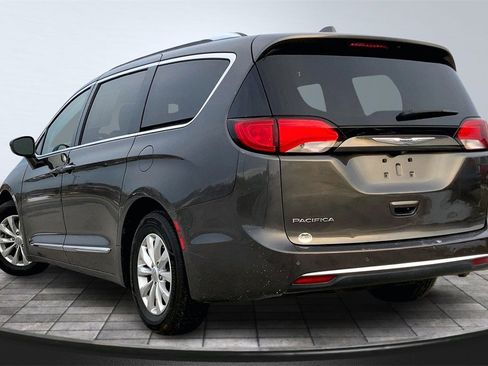 Used 2019 Chrysler Pacifica Touring-L image 7