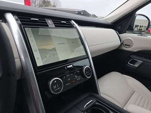 Used 2025 Land Rover Discovery S image 6