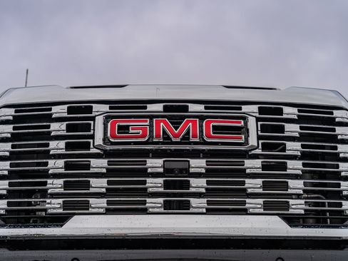 Used 2025 GMC Sierra 3500 Denali w/ Denali Reserve Package image 14
