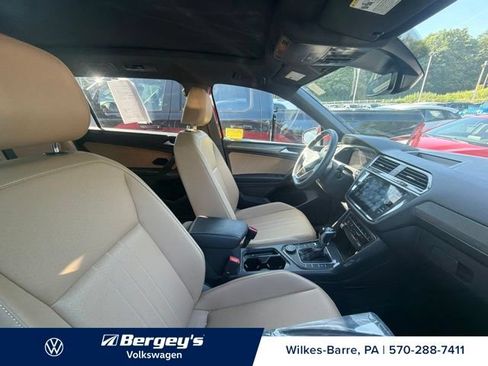 Certified 2023 Volkswagen Tiguan SE w/ Panoramic Sunroof Package AWD/4WD image 6