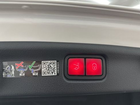 Used 2025 Mercedes-Benz C 300 Sedan image 25