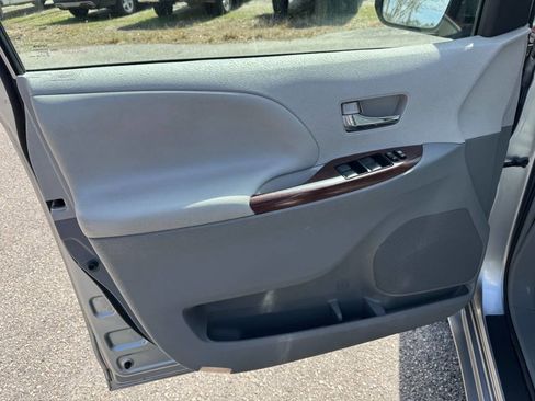Used 2013 Toyota Sienna XLE image 39
