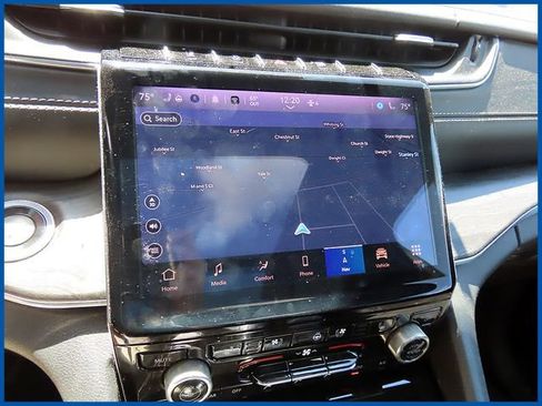 Certified 2022 Jeep Grand Cherokee L Overland w/ Luxury Tech Group IV AWD/4WD image 18