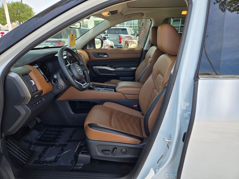 Used 2025 Nissan Pathfinder Platinum w/ Cargo Package FWD image 9