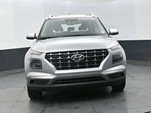 Used 2025 Hyundai Venue SEL FWD image 3