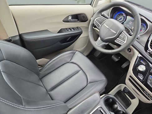 Used 2023 Chrysler Pacifica Touring-L image 36