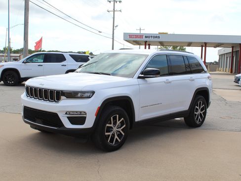 Used 2024 Jeep Grand Cherokee Limited image 11