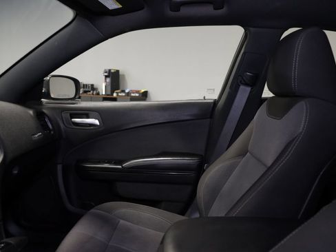 Used 2018 Dodge Charger SXT w/ Blacktop Package RWD image 15