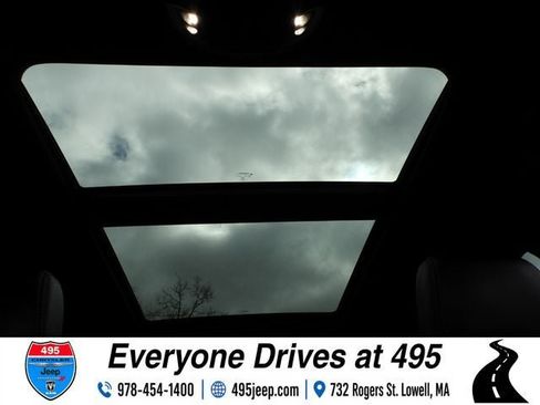 Used 2025 Chrysler Pacifica Limited FWD image 19