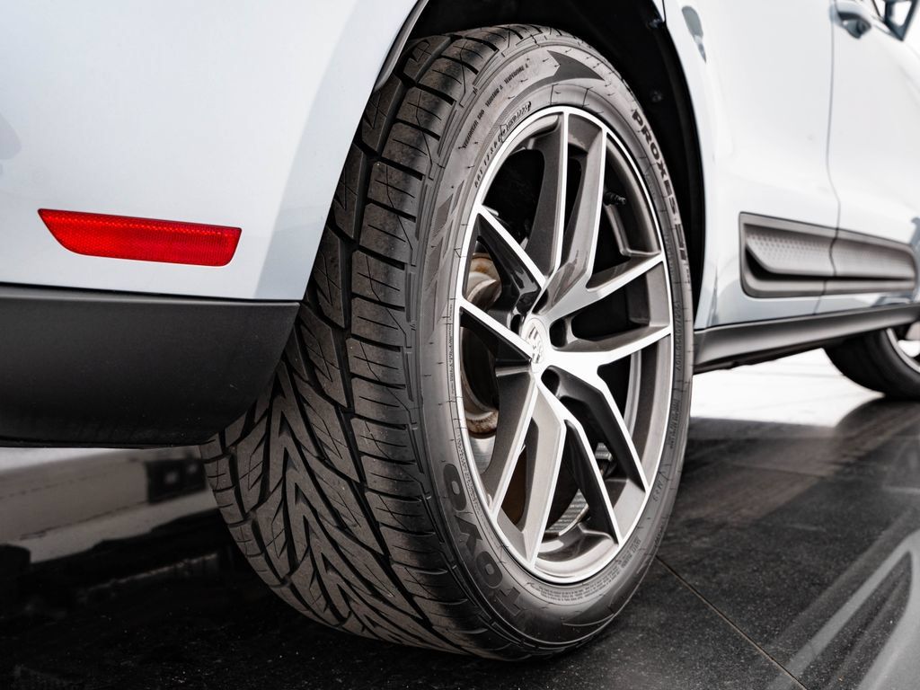Used 2024 Porsche Macan AWD/4WD image 48