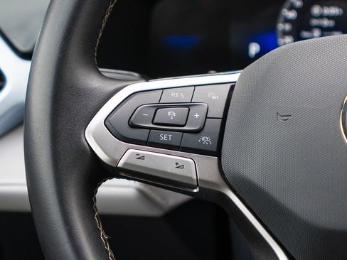 Used 2025 Volkswagen Taos SE image 19