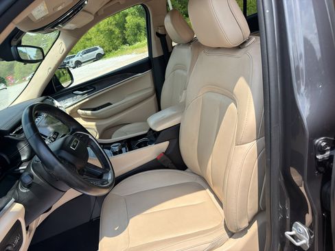 Used 2022 Jeep Grand Cherokee L Limited RWD image 10