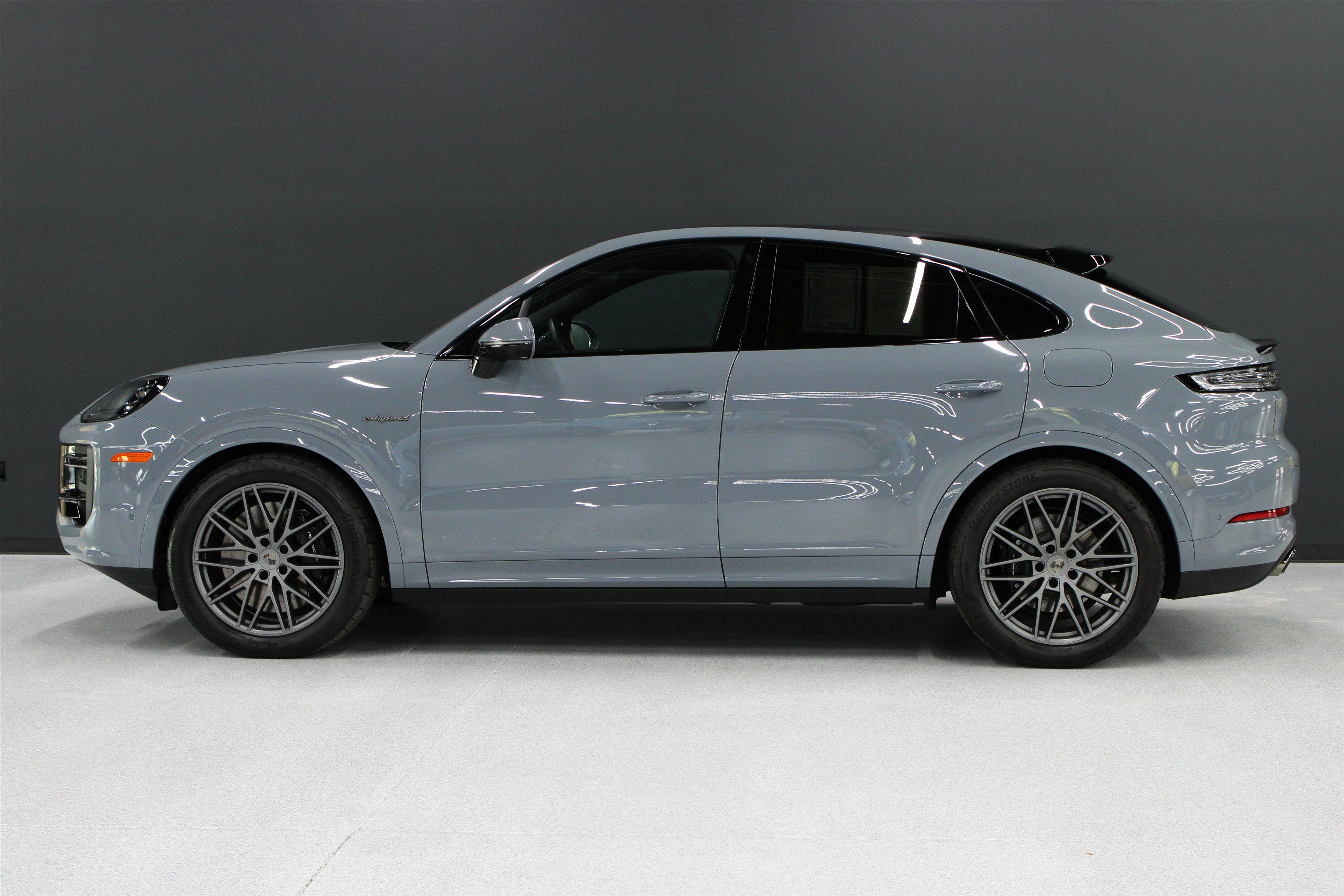 Used 2025 Porsche Cayenne Turbo AWD/4WD image 38