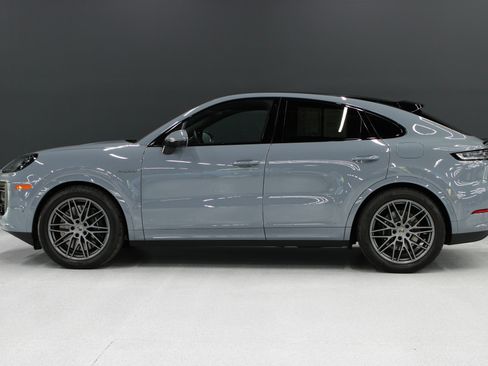 Used 2025 Porsche Cayenne Turbo AWD/4WD image 38