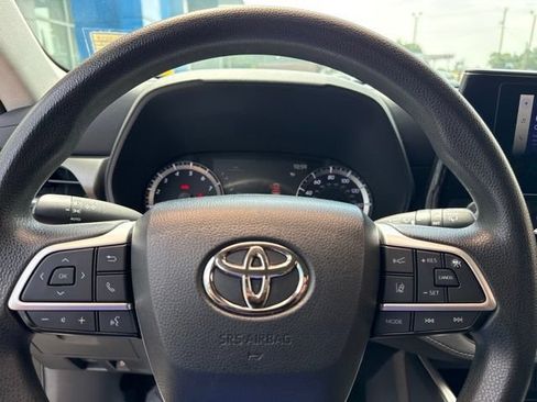 Used 2023 Toyota Highlander L FWD image 17