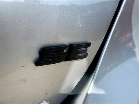 Used 2024 Toyota Camry SE image 9