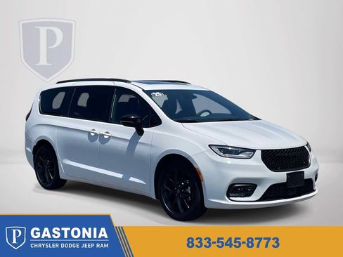 Used 2025 Chrysler Pacifica Limited FWD image 1