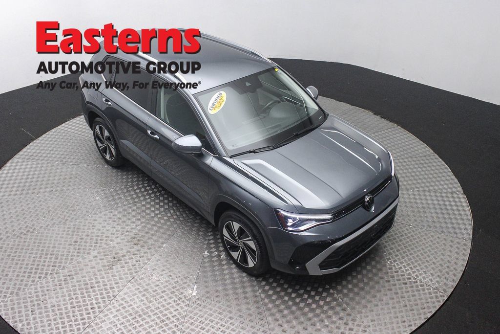 Used 2025 Volkswagen Taos SE AWD/4WD image 3