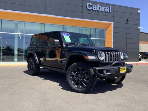 Used 2025 Jeep Wrangler Unlimited Sahara AWD/4WD image 2