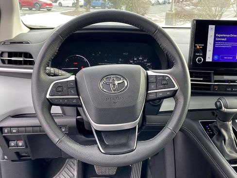 Certified 2025 Toyota Sienna XLE image 13