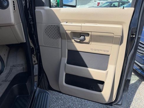 Used 2014 Ford E-350 and Econoline 350 XLT image 19