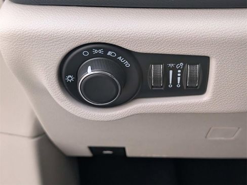 Used 2023 Chrysler Voyager LX image 27