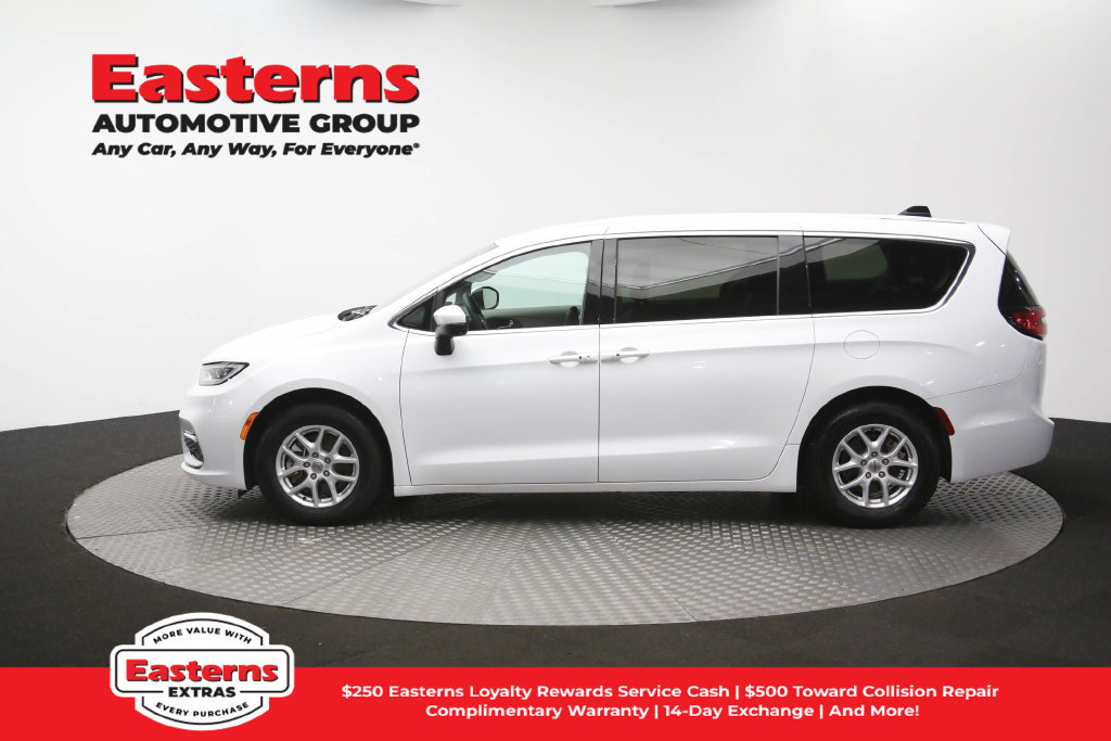 Used 2023 Chrysler Pacifica Touring-L FWD image 59