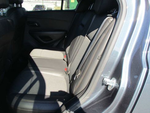 Used 2022 Chevrolet Trax LT w/ LT Convenience Package image 12