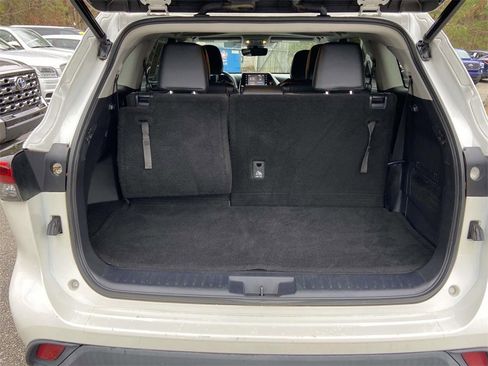 Used 2021 Toyota Highlander XLE image 9