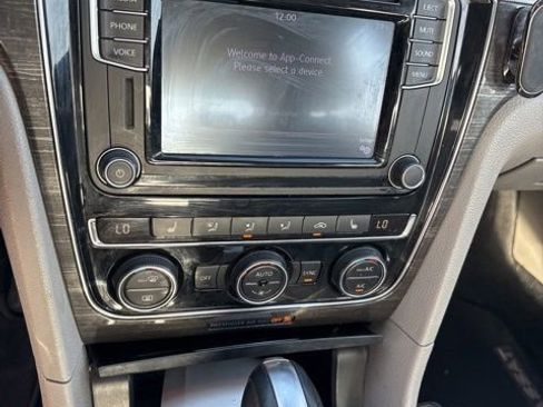Used 2016 Volkswagen Passat 1.8T SE FWD image 15