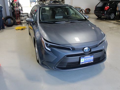 Used 2025 Toyota Corolla LE w/ LE Premium Package image 4