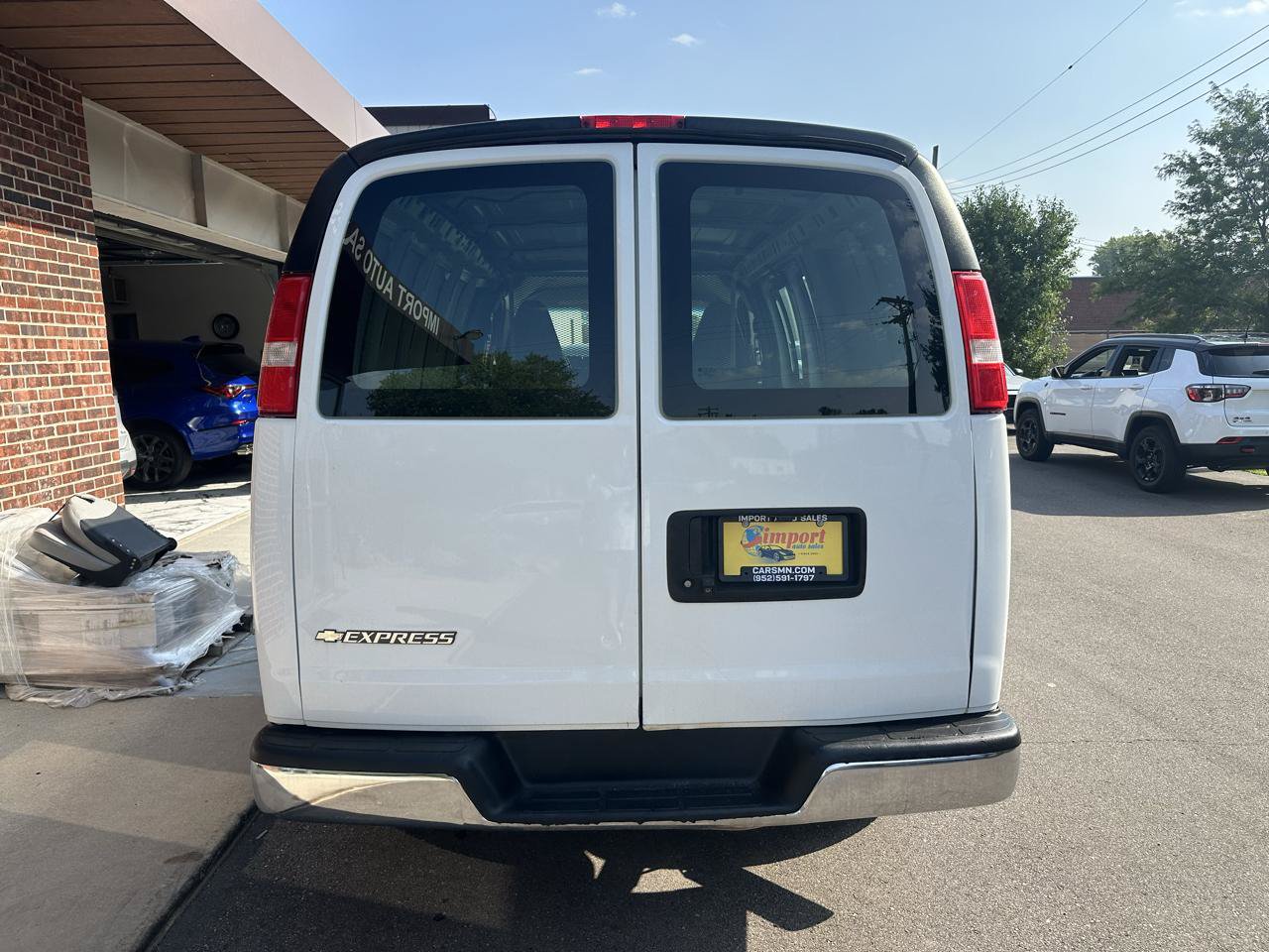 Used 2019 Chevrolet Express 3500 w/ Driver Convenience Package RWD image 3