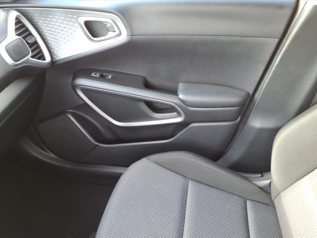 Used 2025 Kia Soul LX w/ LX Technology Package FWD image 34