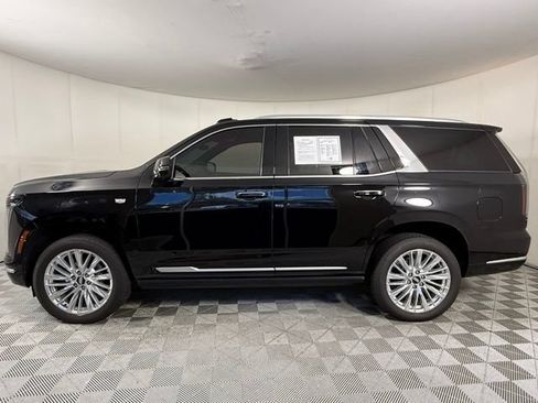 Certified 2026 Cadillac Escalade Luxury AWD/4WD image 3