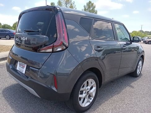 Used 2025 Kia Soul LX w/ LX Technology Package FWD image 3