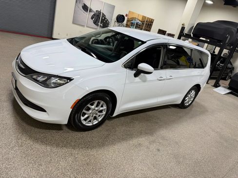 Used 2020 Chrysler Voyager LX FWD image 9