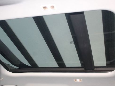 Used 2025 Land Rover Defender 110 X-Dynamic SE image 24