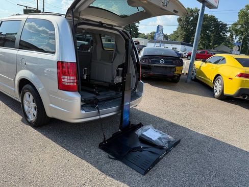 Used 2010 Chrysler Town & Country Touring image 29