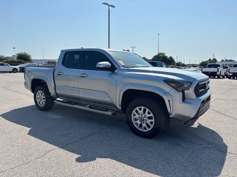 Used 2025 Toyota Tacoma SR5 AWD/4WD image 3