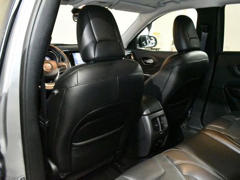 Used 2019 Jeep Cherokee Limited image 15