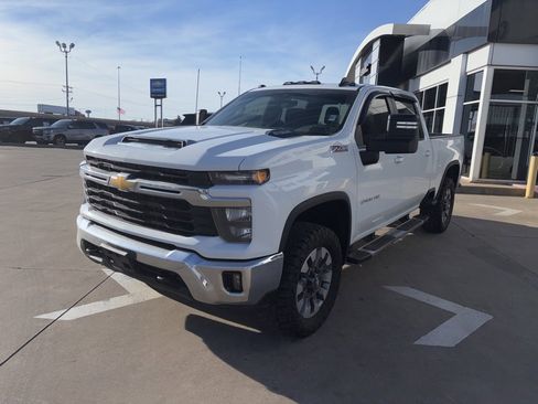 Used 2024 Chevrolet Silverado 2500 LT image 8