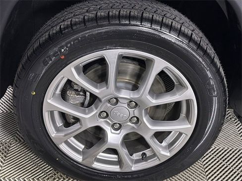 Used 2024 Jeep Compass Latitude image 34