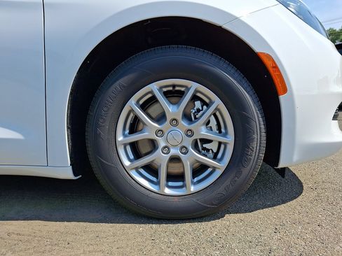 New 2027 Chrysler Pacifica LX FWD image 5