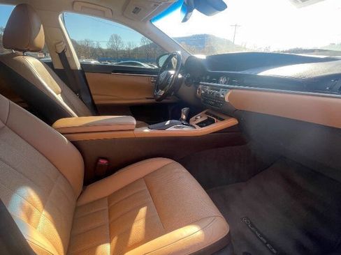 Used 2016 Lexus ES 350 w/ Luxury Package w/Wood Trim image 13