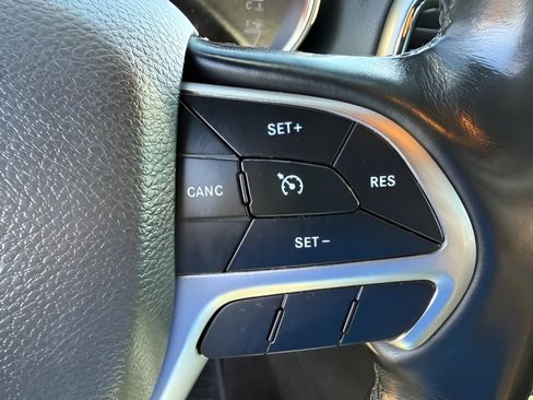Used 2021 Jeep Grand Cherokee Laredo w/ Security & Convenience Group AWD/4WD image 20