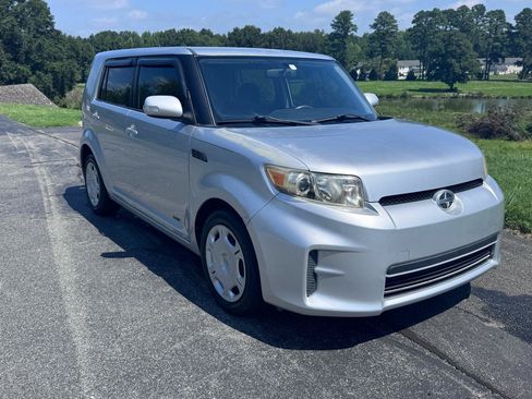 Used 2012 Scion xB FWD image 25