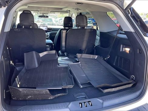 Used 2024 Ford Explorer XLT w/ Equipment Group 202A AWD/4WD image 32