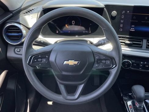 Used 2025 Chevrolet Trax LT FWD image 12