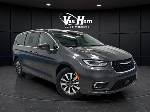 Used 2022 Chrysler Pacifica Touring-L FWD image 1