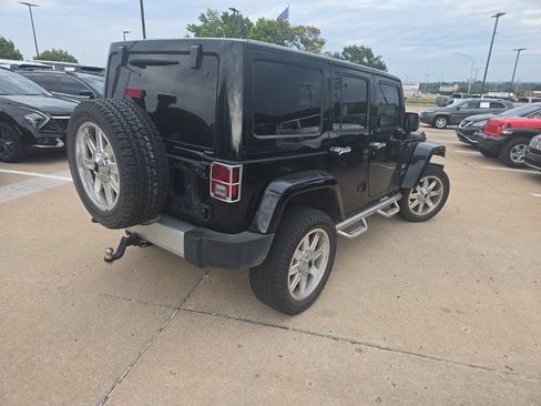 Used 2015 Jeep Wrangler Unlimited Sahara w/ Connectivity Group AWD/4WD image 3